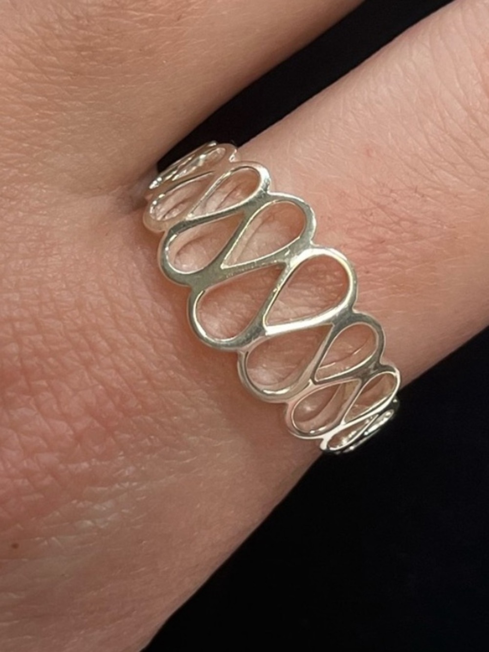 Sterling silver shiny ring
Size 10. Stamped 925